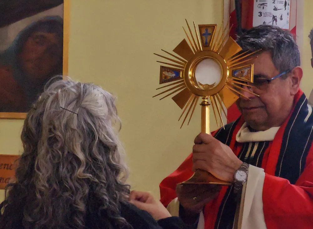 Padre Olmedo con el Santísimo 