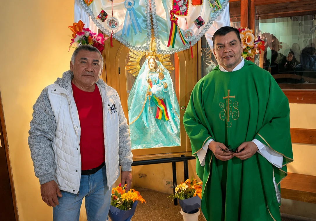 Virgen de Urkupiña con padre Romano