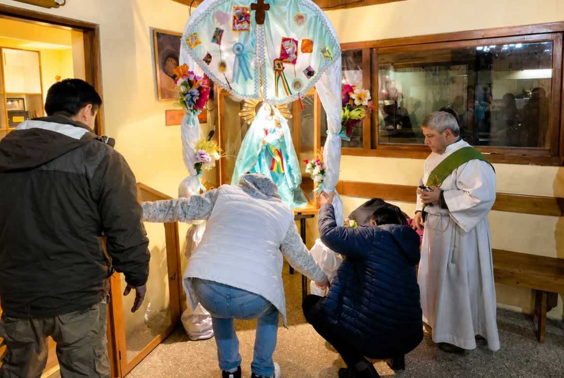 Entronización virgen de Urkupiña con diácono Miguel Vera 