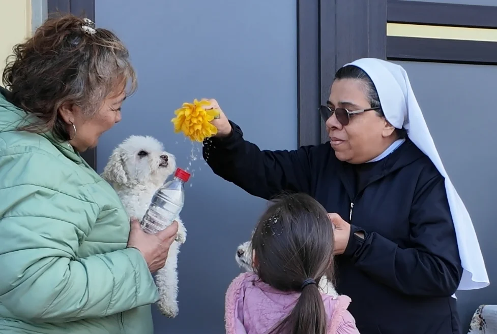 Hermana bendiciendo perrito