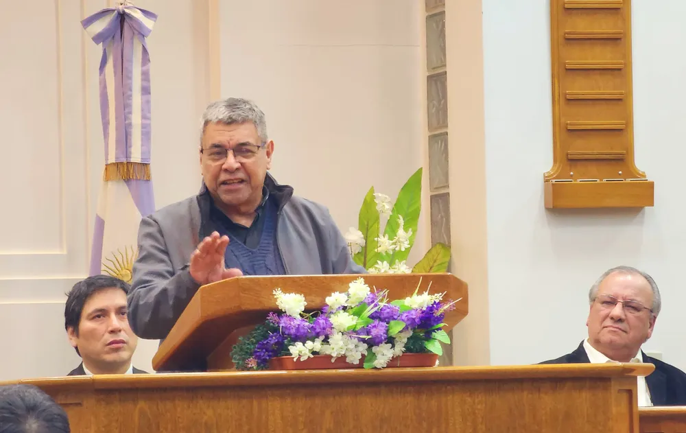 Padre Rodolfo Olmedo en la iglesia mormón