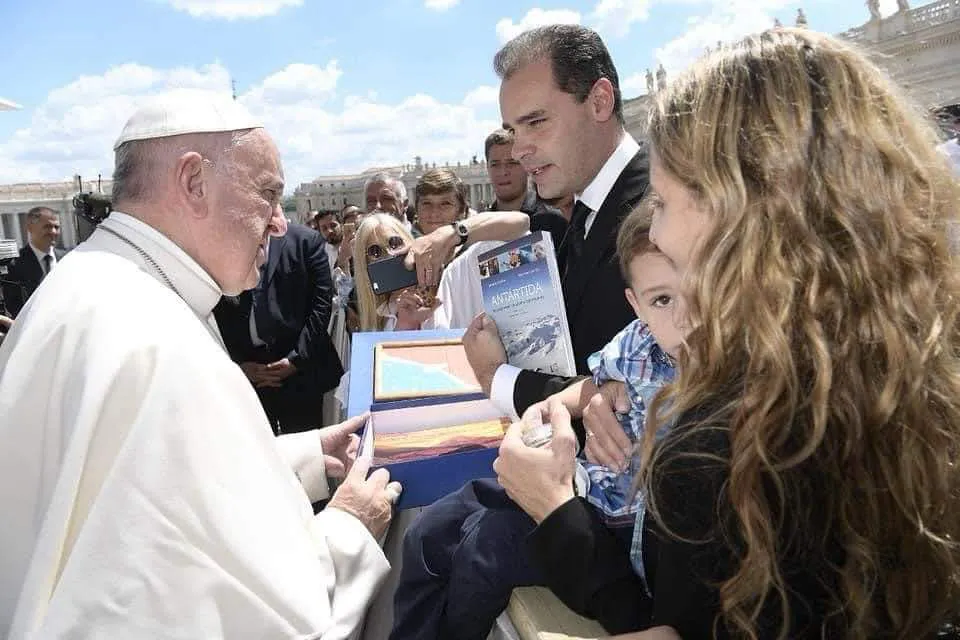 Gustavo Ventura con el Papa Francisco 